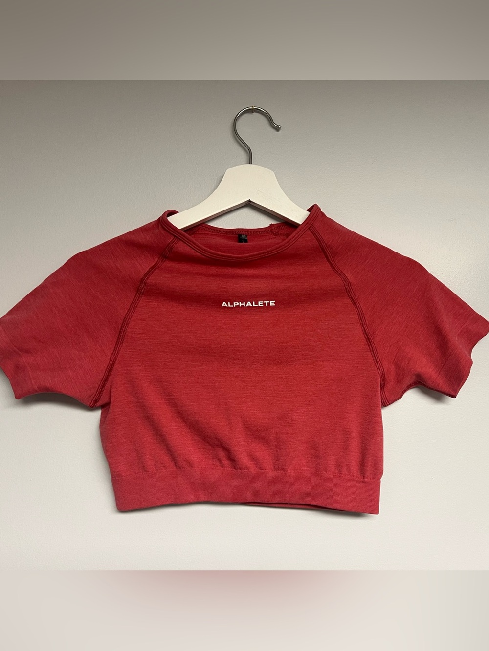 Alphalete Amplify Short Sleeve Crop Top in cherry ice